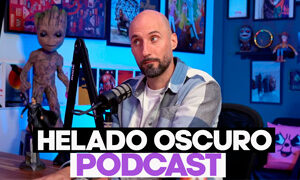Ayaki en el Podcast Helado Oscuro delante del micrófono en el set