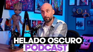 Ayaki en el Podcast Helado Oscuro delante del micrófono en el set