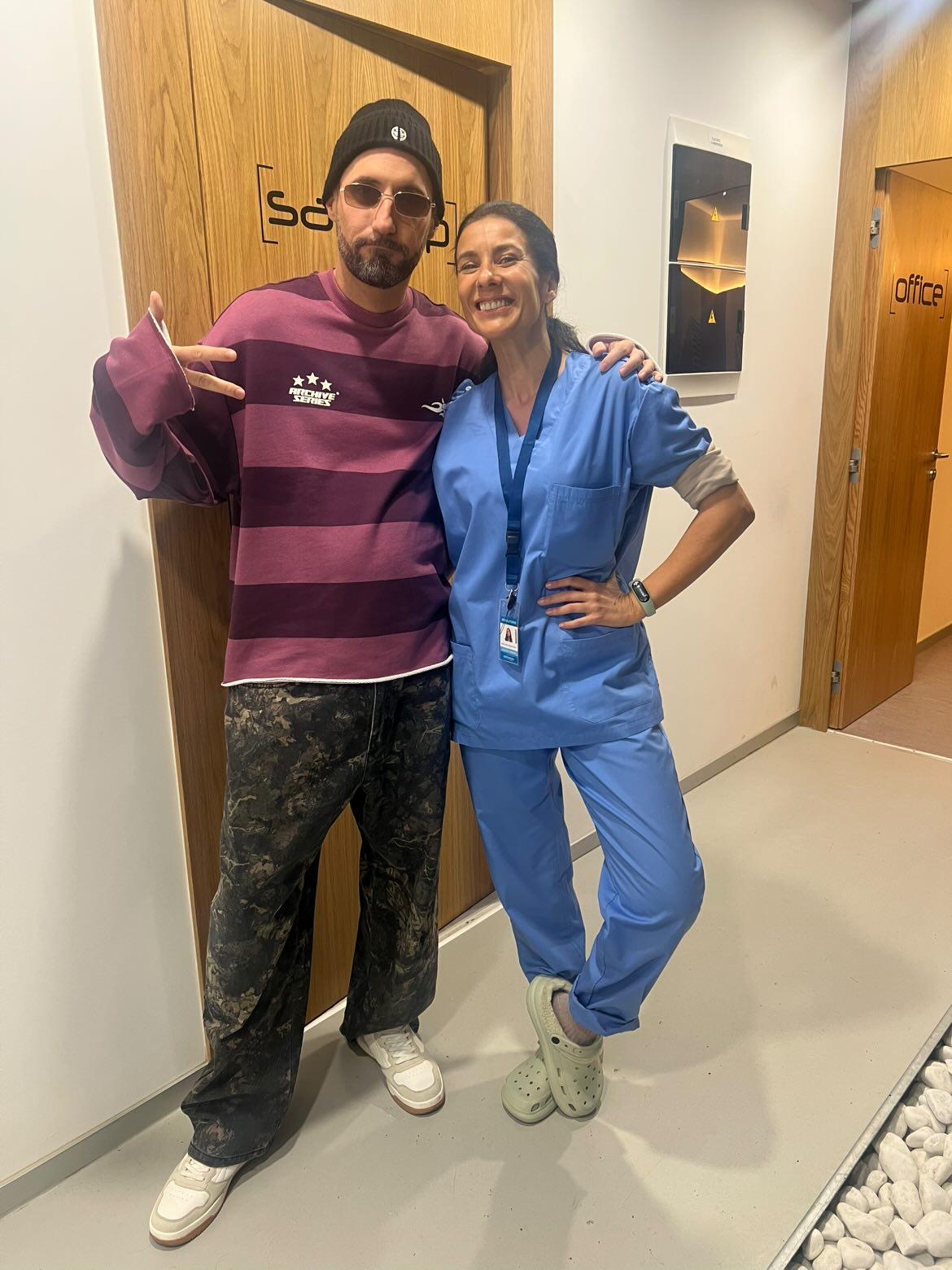 Ayaki y Yanely Hernández caracterizados en la sala VIP de El Ambulatorio