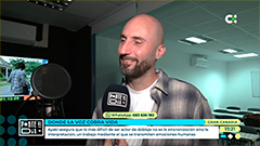 Ayaki hablando al micrófono en una cabina de doblaje durante una entrevista en TV Canaria