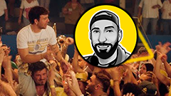 Quevedo en su nuevo videoclip con un montaje del logo de MundoAyaki señalando mi aparición entre la multitud