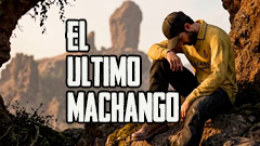 Protagonista de “El último machango” sentado cabizbajo en la Cesta de Tejeda, con el Roque Nublo y el Roque Bentayga al fondo en una escena postapocalíptica inspirada en The Last of Us.